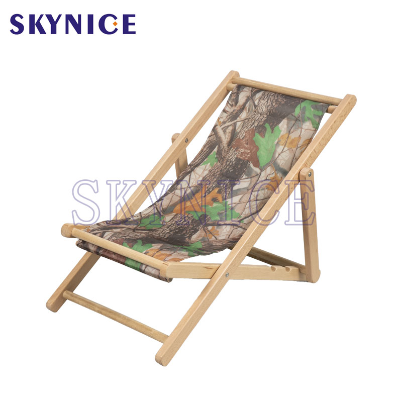 krzesełka drewniane z tyłu plaży